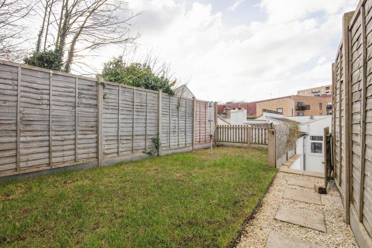 Spacious 3 Bedroom Home With Ps5 And Pool Table Near O2 Arena Canary Wharf And Elizabeth Line To Central Londres Exterior foto