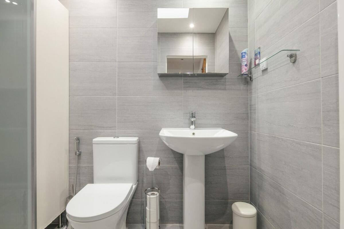 Spacious 3 Bedroom Home With Ps5 And Pool Table Near O2 Arena Canary Wharf And Elizabeth Line To Central Londres Exterior foto