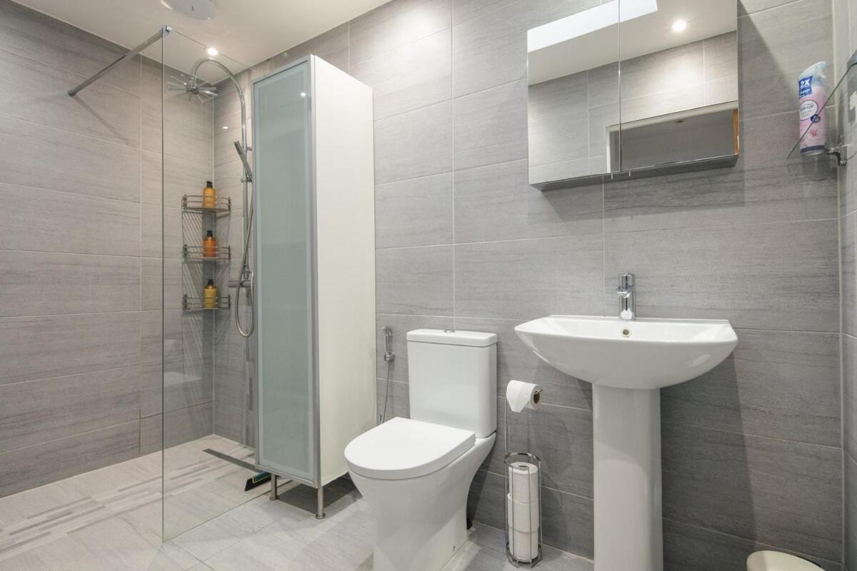 Spacious 3 Bedroom Home With Ps5 And Pool Table Near O2 Arena Canary Wharf And Elizabeth Line To Central Londres Exterior foto